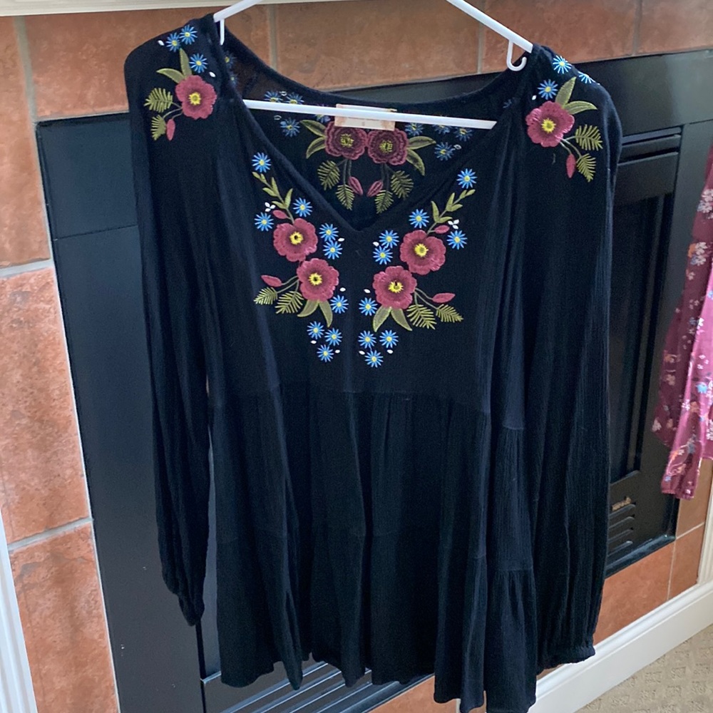 Altar’s state black top